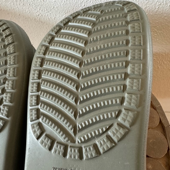 Crocs Iconic Comfort Slides Grey (M7) W9) NWOT - Picture 12 of 16